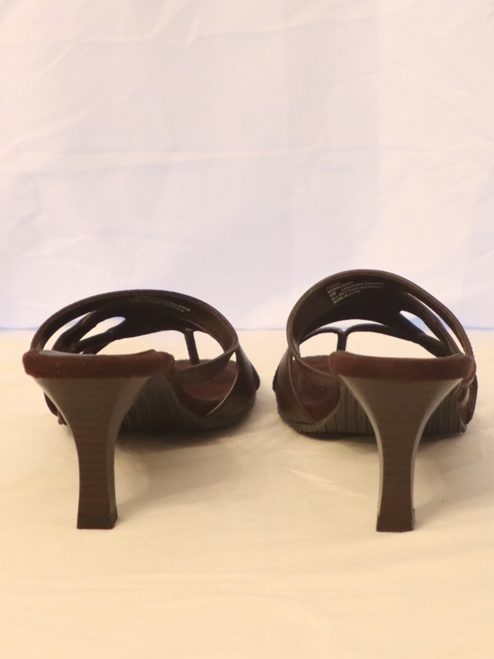 White Mountain Size 9 Brown Heeled Thong Sandals - Picture 5 of 6